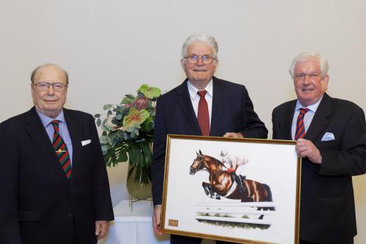 Foto: V.l.n.r.: Preisgeber Peter Rathmann vom RathmannVerlag, Preisträger Sönke Sönksen und Breido Graf zu Rantzau, Laudator und ehemaliger Präsident der Deutschen Reiterlichen Vereinigung (FN) - Fotograf: Stefan Stuhr