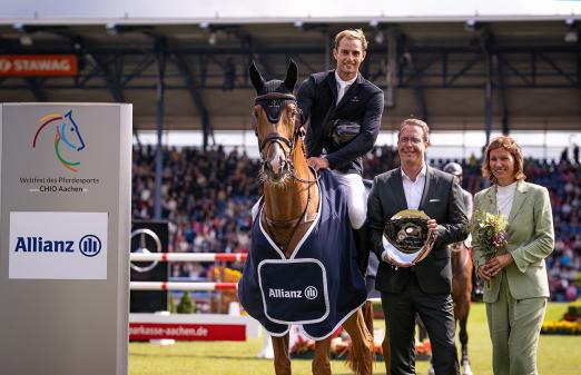 Foto: Sieger Richard Vogel, Oliver Leber (Allianz, Leiter der Vertriebsdirektion Köln) und ALRV-Präsidentin Stefanie Peters - Fotograf: CHIO Aachen/Jil Haak