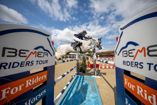 Foto: Volles Haus beim Turnier der Sieger in Münster zur 5. Etappe der BEMER Riders Tour. Auch Aachen-Sieger Gerrit Nieberg - hier mit Contagio 2019 - ist dabei - Fotograf: Stefan Lafrentz