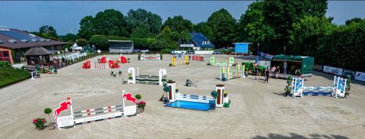 Foto: Vorbereitung auf den Höhepunkt der Turnierserie CSE Ehlersdorf: Drei S-Springen mit dem Großen Preis als Highlight finden auf den Reitanlage Naeve in Ehlersdorf am Sonntag statt - Fotograf: Fotografie C.B.