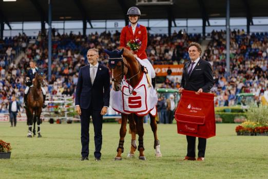 Foto: Das Foto zeigt die Vorjahressieger von sportschau.de (rechts) mit den Platzierten und den Jurymitgliedern - Fotograf: CHIO Aachen/ Franziska Sack