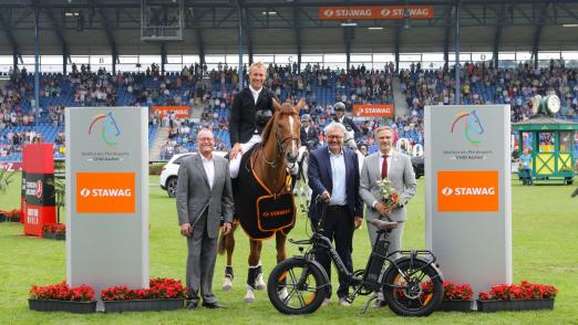 Foto: Vorstände der STAWAG, Dr. Christian Becker und Wilfried Ullrich, gemeinsam mit dem Sieger im STAWAG-Preis beim CHIO Aachen 2023 und ALRV Aufsichtsratsmitglied Dr. Thomas Förl - Fotograf: CHIO Aachen/Michael Strauch