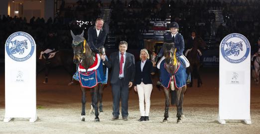 Foto: Thomas Voß (li.) gewann mit nachwuchstalent Finja Gothner die Stafettenspringprüfung der VR Classics 2016. Bettina Schockemöhle und Christian Schlicht gratulierten - Fotograf: Thomas Hellmann