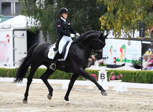 Foto: Lena Waldmann gewinnt mit Cadeau Noir in Neu-Anspach die Qualifikation für den Nürnberger Burg-Pokal - Fotograf: Maxiimilian Schreiner)