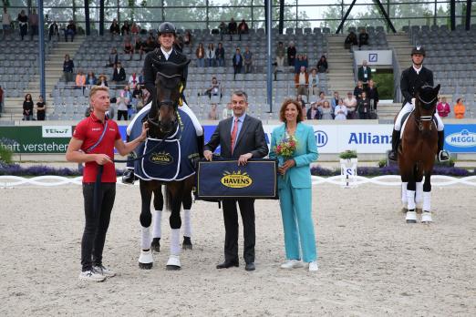 Foto: Sieger Frederic Wandres auf seinem Duke of Britain gemeinsam mit HAVENS-Geschäftsführer Joris Kaanen und ALRV-Präsidentin Stefanie Peters - Fotograf: CHIO Aachen/Michael Strauch