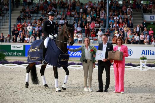 Foto: Sieger Frederic Wandres sowie Michal Spiller (Geschäftsführer der Lindt & Sprüngli GmbH) und ALRV-Präsidentin Stefanie Peters - Fotograf: CHIO Aachen/Michael Strauch