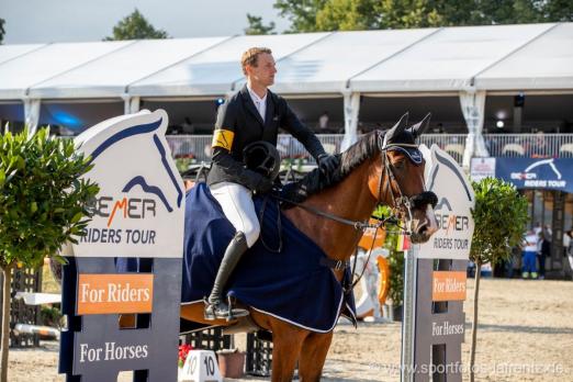 Foto: Warten auf 2021 - Die BEMER Riders Tour setzt im Jahr 2020 aufgrund der Corona-Pandemie aus. Auch Toursieger Nisse Lüneburg (mit Luca Toni) muss nun auf das nächste Jahr hoffen - Fotograf: Stefan Lafrentz