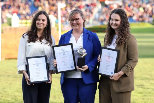 Foto: Siegerin des Fotografenpreises "Silberne Kamera" Rebecca Thamm mit den Platzierten Danielle Smits und Jasmin Metzner - Fotograf: CHIO Aachen/Andreas Steindl