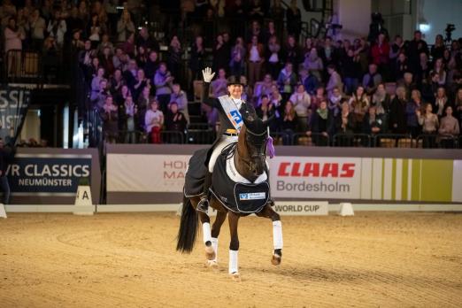 Foto: Rekordsiegerin im FEI Dressage World Cup bei den VR Classics ist Isabell Werth, hier mit Weihegold OLD - Fotograf: Stefan Lafrentz