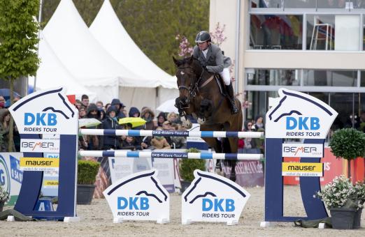 Foto: Holte sich 2016 in Hagen a.T.W. den Auftaktsieg in der DKB-Riders Tour und tritt erneut an - Philipp Weishaupt und Chico - Fotograf: Stefan Lafrentz