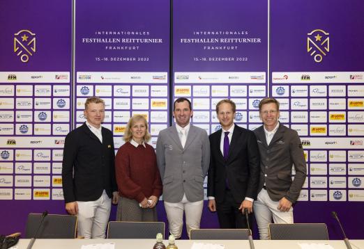 Foto: Bekanntgabe der zukünftigen Kooperation zwischen Schafhof Connects und Sports for Future anlässlich der Pressekonferenz des Großen Preis von Hessen präsentiert von der Deutschen Vermögensberatung AG. Philipp Schulze Topphoff, Barbara Wagner (Sports for Future), Philipp Weishaupt, Matthias Alexander Rath (Schafhof Connects) und Tim Rieskamp-Goedeking - Fotograf:reitsport-hellmann