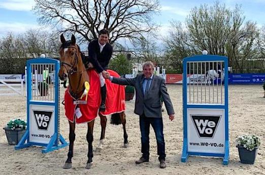 Foto: Richter Werner Peters war erster Gratulant für Steffen Engfer und Dapardie in Ehlersdorf - Fotograf: Heesch