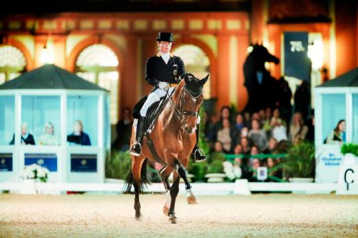 Foto: Isabell Werth: Stammgast in Wiesbaden und mit El Santo Siegerin in der traditionellen Wiesbadener Flutlichtkür 2015 - Fotograf: Toffi
