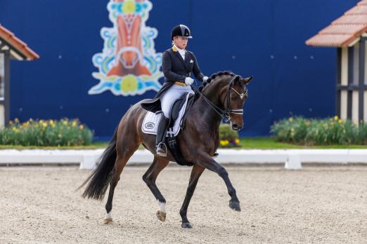 Foto: Isabell Werth nimmt mit Skovens Tzarina Anlauf zum 5. Finalgewinn im NÜRNBERGER BURG-POKAL 2023 - Fotograf: Stefan Lafrentz