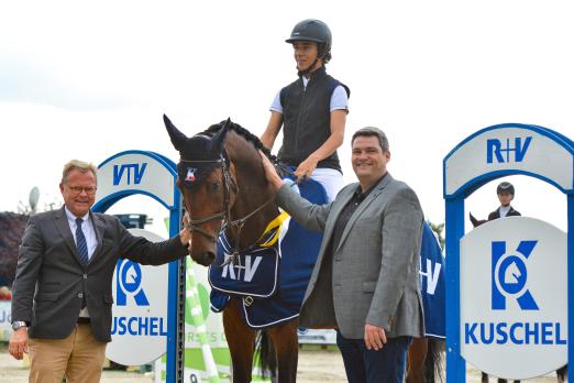 Foto: Mit der Wertnote 8,4 und Platz eins in der zweiten Abteilung erreichte Conrad von Bismarck mit Novgorod einen Finalplatz im Kuschel Cup. Alexander Kuschel von der R+V Generalvertretung und Richter Peter-Jürgen Nissen (li.) gratulieren - Fotograf: RathmannVerlag/Malina Blunck