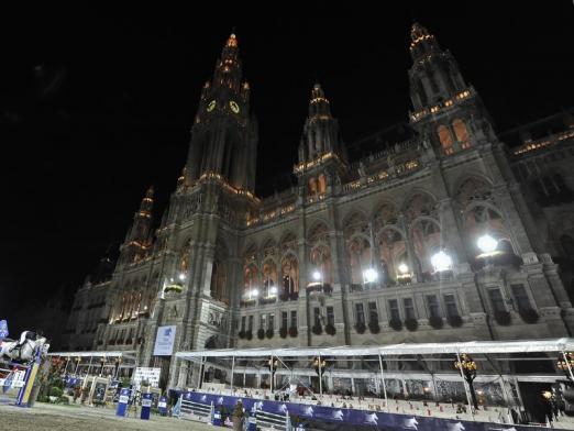 Foto: Vor dem Wiener Rathaus findet auch der Grand Prix im Rahmen des Vienna Masters statt. - Fotograf: Herbert Neubauer - dpa