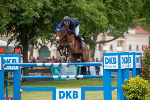Foto: DKB-Team Athlet David Will und Spring Dark gewannen den Großen Preis der Deutschen Kreditbank AG beim Pferdefestival Redefin - Fotograf: Stefan Lafrentz
