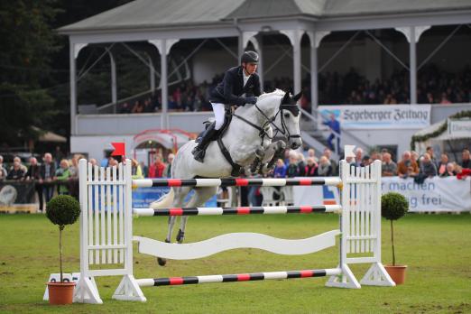 Foto: Aktueller Landesmeister der Springreiter und Sportpromi aus Schleswig-Holstein: Carsten-Otto Nagel und Womanizer - Fotograf: Tierfotografie Huber