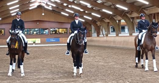 Foto: Youngster-S in Schenefeld gewonnen - Felix Kneese und Donna Fiorella (li.) vor Anna-Lena Kracht, die mit Quantastica PS und Ferrantino Platz zwei und drei belegte und Malte Kalus mit Montepulciano - Fotograf: ALL Foto: Youngster-S in Schenefeld gewonnen - Felix Kneese und Donna Fiorella (li.) vor Anna-Lena Kracht, die mit Quantastica PS und Ferrantino Platz zwei und drei belegte und Malte Kalus mit Montepulciano - Fotograf: ALL