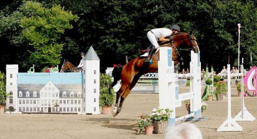 Foto: Zählt zu den gern gesehenen Gäste und gewann 2019 eines der schweren Springen in Breitenburg: Lars Bak Andersen und 3Q Qira - Fotograf: Brüske