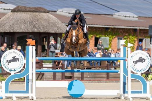 Foto: Zielstrebig geritten - Robin Naeve und Benur du Romet im Großen Preis des CSE Ehlersdorf - Fotograf: Ch. Beeck