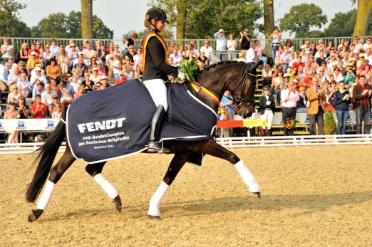 Foto: Dorothee Schneider mit der Bundeschampionesse Zikade – einer von zwei Trakehnern des Jahres. - Fotograf: Beate Langels