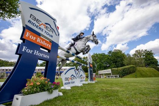Foto: Janne Friederike Meyer-Zimmermann und die Holsteiner Stute Bali in der Qualifikation zum Deutschen Spring-Derby - Fotograf: Stefan Lafrentz