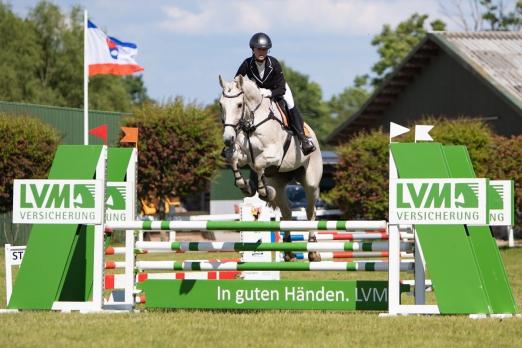 Foto: In der zweiten Abteilung des LVM Cups im Springen brillierte Katrin Marie Dreesen mit dem Holsteiner Linus v. Landos und der Note 8,5 - Fotograf: Tara Gottmann