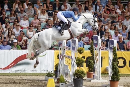 Foto: Vanessa Borgmann mit Caspar / SILBER - Fotograf: Stefan Lafrentz