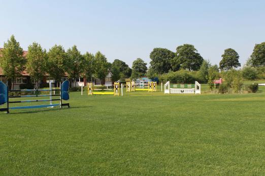 Foto: Blick auf den Derbyplatz mit Reitanlage im Hintergrund. - Fotograf: Jutta Wego