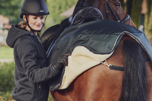 Foto: Ausreitdecke 1680D FAUXFUR – 171055 326 590 - Fotograf: Pikeur