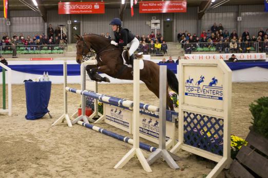 Foto: Veronique Zimmer und Mona Lisa siegten im Indoor-Event mit einem beherzten Ritt im Stechen. - Fotograf: Thomas Ix