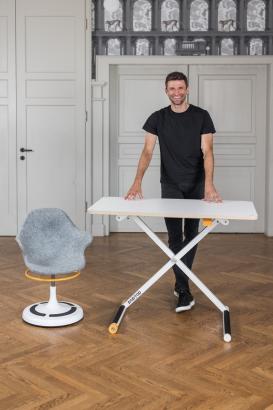 Foto: Thomas Müller mirt poptop Tisch und Stuhl - Fotograf: poptop