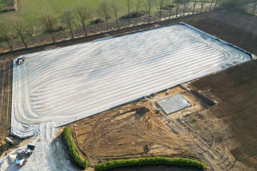 Foto: Ein beeindruckendes Projekt in seiner finalen Bauphase: 100 x 50 Meter misst der neue Ebbe-Flutz-Platz in Reher- Fotograf: Christian Ehlers Foto: Ein beeindruckendes Projekt in seiner finalen Bauphase: 100 x 50 Meter misst der neue Ebbe-Flutz-Platz in Reher- Fotograf: Christian Ehlers