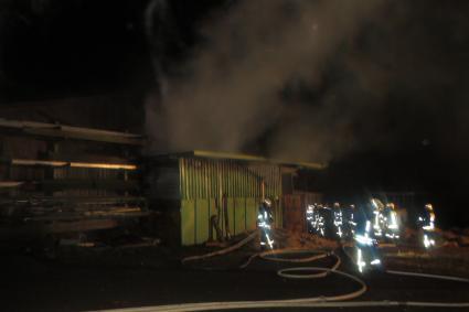 Foto: Die Feuerwehr Atzbach löscht das Feuer im Heulager eines Reiterhofes. - Fotograf: Polizei Lahn-Dill