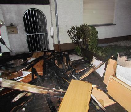 Foto: Die Höhe des Brandschadens in der Straße "Im Kleinfeld" kann derzeit noch nicht beziffert werden. - Fotograf: Polizei Lahn-Dill