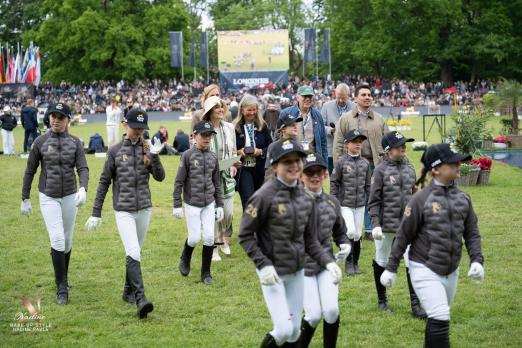 Foto: Award Springen 1: Social Horse Award von Kristallkraft begleitet durch die Siegerehrungskinder beim Hamburger Derby - Fotograf: privat Foto: Award Springen 1: Social Horse Award von Kristallkraft begleitet durch die Siegerehrungskinder beim Hamburger Derby - Fotograf: privat