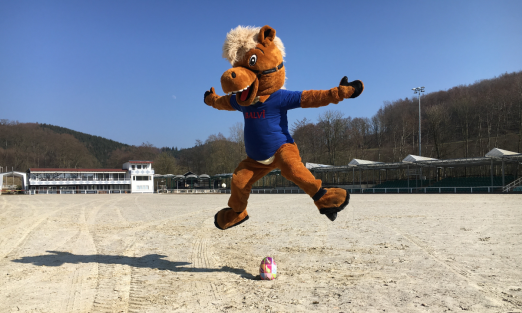 Foto: Balve-Maskottchen Balvi im Stadion