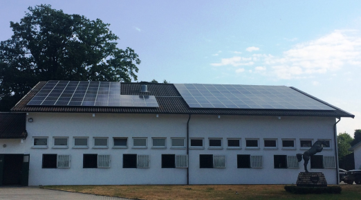 Foto: Mit einer optimal integrierten Photovoltaik-Anlage und einem VARTA Storage Großspeichersystem erzielen die Ludger Beerbaum Stables hohe Eigenverbrauchswerte - Fotograf: Varta Storage