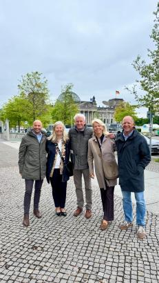 Foto: Bundestag 2: Team Vielfalt Pferd in Berlin vertreten durch Katharina Roth (1. Vorsitzende), Gidon Wolf (2. Vorsitzender), Tanja Traupe (Kassenwartin), Thomas Casper (Initiator und erweiterter Vorstand von Vielfalt Pferd), Andraes Beckers (erweiterter Vorstand) - Fotograf: privat Foto: Bundestag 2: Team Vielfalt Pferd in Berlin vertreten durch Katharina Roth (1. Vorsitzende), Gidon Wolf (2. Vorsitzender), Tanja Traupe (Kassenwartin), Thomas Casper (Initiator und erweiterter Vorstand von Vielfalt Pferd), Andraes Beckers (erweiterter Vorstand) - Fotograf: privat
