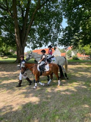 Foto: Die beiden Erstplatzierten in Horse & Rider - Führzügel -Trophy, Charlotte Julie Bösche/Paolini (1te) und Henry Bösche/Lorenzo (2te) - Fotograf: Privat