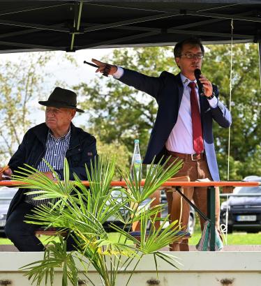 Foto: Auktionator Norbert Freistedt in Aktion - Fotograf: Hanna Freistedt