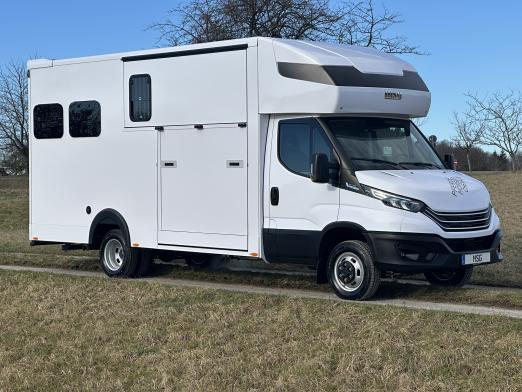 den "XXL-Plus", das Basisfahrzeug ein Iveco Daily mit zulässigem Gesamtgewicht von 5,2 Tonnen, 210 PS und LKW-Automatikgetriebe, ausgebaut für 2 Pferde und im Heck ein Wohnabteil mit allem, was man benötigt. Betten, Dusche, Küchenzeile mit Spülbecken, Mikrowelle, Kühlschrank, Schränke