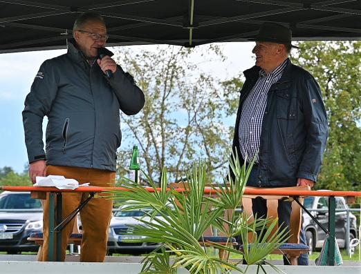 Foto: Verleihung der Goldenen Ehrennadel an Auktionsleiter Alfons Bauhofer (r) - Fotograf: Hanna Freistedt
