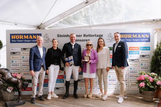 Foto: /v.l.n.r.) Hans-Georg Johannsmann (Turnierleitung), Ina John (HÖRMANN KG) Sebastian Holtgräve - Osthues (Sieger Großer Preis von Steinhagen 2024), Martina Dodt (Juwelier Dodt), Celine Stammkötter (Orga Team PSV Steinhagen), Boris Hoffmann (HÖRMANN KG) - Fotograf: Privat 