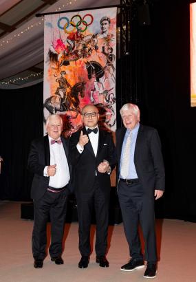 Foto: Ulli Kasselmann und Paul Schockemöhle mit dem erfolgreichen Bieter, Joseph Chu aus Taiwan - Fotograf: (c) Thomas Hellmann
