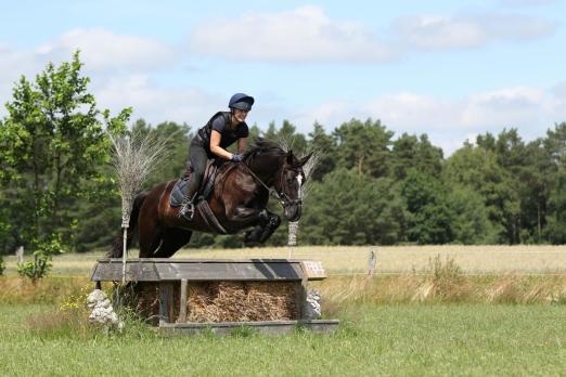 Foto: Sara Bartel/Donna Jolanda, Sieger in der Equine Microtec/ Equistro – VE -Trophy - Fotograf: Privat