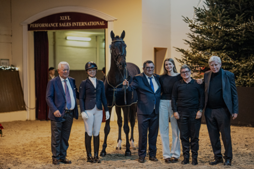 Foto: Das erfolgreiche Team der P.S.I. - Ulli und Francois Kasselmann, Paul Schockemöhle und Reiterin Lydia Jordan - mit den neuen Besitzern von Jongleur, Familie Haynes aus Australien - Fotograf: © SehrwieViel Foto: Das erfolgreiche Team der P.S.I. - Ulli und Francois Kasselmann, Paul Schockemöhle und Reiterin Lydia Jordan - mit den neuen Besitzern von Jongleur, Familie Haynes aus Australien - Fotograf: © SehrwieViel