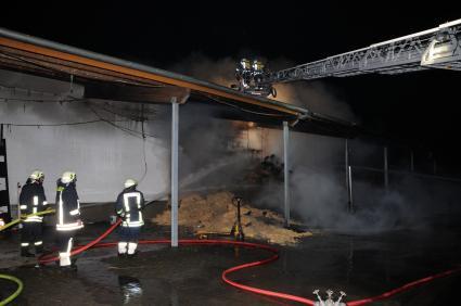 Das Strohlager wurde gelöscht, das Dach von der Drehleiter aus kontrolliert. Foto: Kimstädt / KFV-Pinneberg