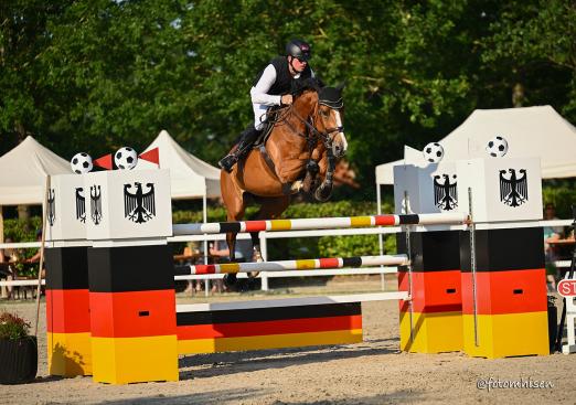 Foto: Hendrik Sosath auf Lady Corlina - Fotograf: Foto Mhisen Foto: Hendrik Sosath auf Lady Corlina - Fotograf: Foto Mhisen